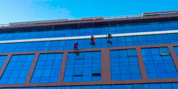 Plaza Cam Temizliği | Vinçli ve Dağcı Sistemleriyle Profesyonel Hizmet